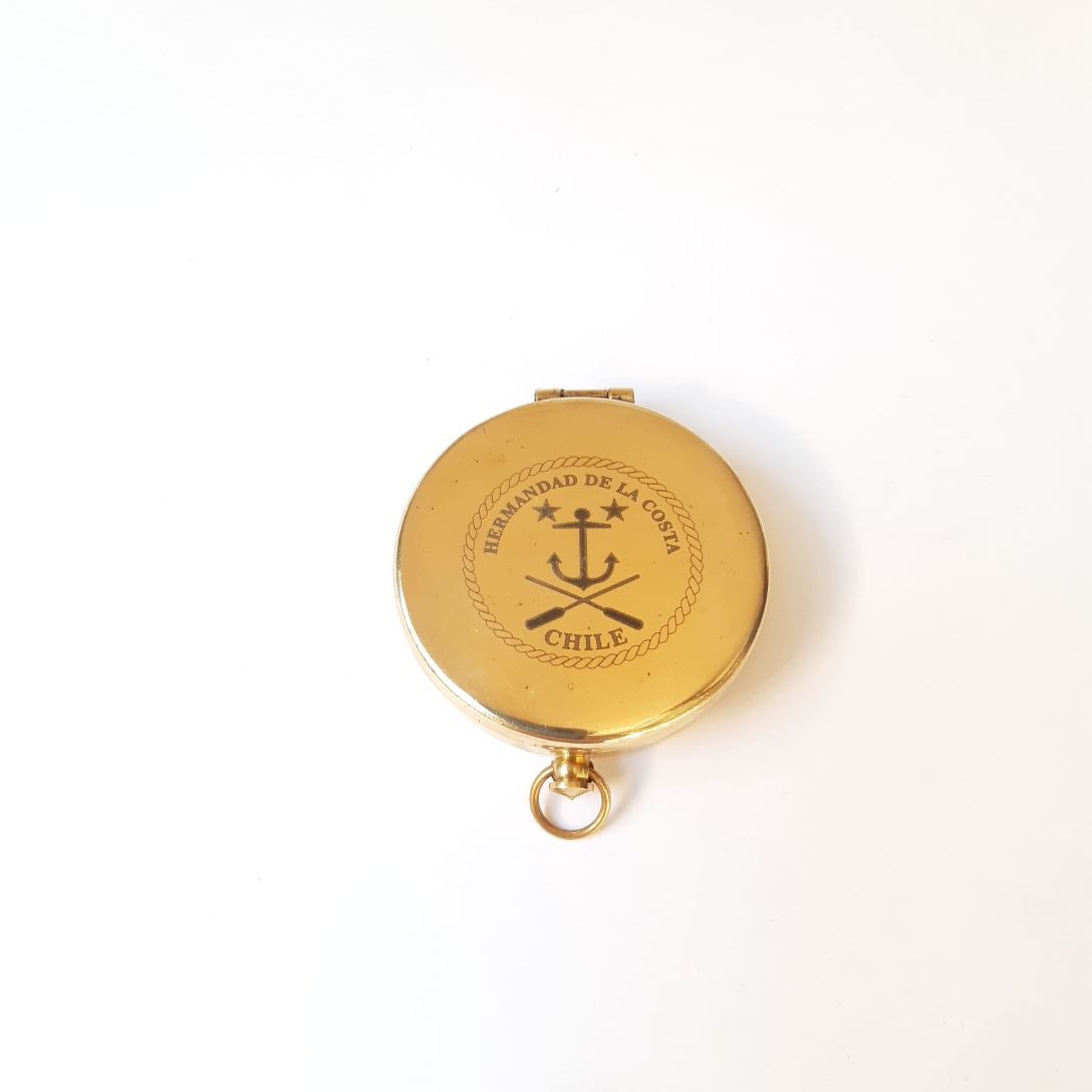 Brújula de bronce, logo grabado
